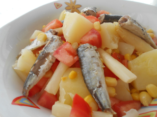 receta simple y sencilla  Ensalada de tomate, patata y sardina