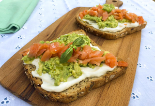 receta simple y sencilla Tosta de salmón y aguacate