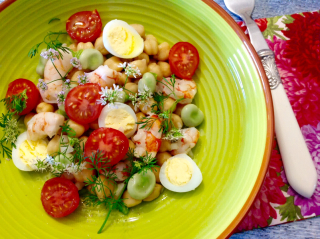 receta simple y sencilla Ensalada de garbanzos, huevo, tomate y gambas