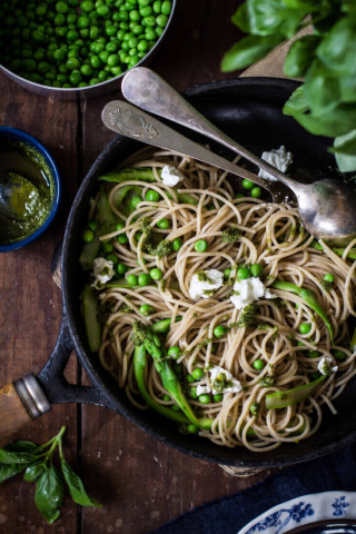 receta simple y sencilla  Tallarines integrales con espárragos, guisantes y albahaca