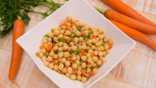 receta simple y sencilla  Ensalada de cuscús, garbanzos y lazos de zanahoria