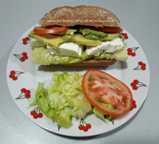 receta simple y sencilla  Bocadillo de verduras, aguacate y queso fresco