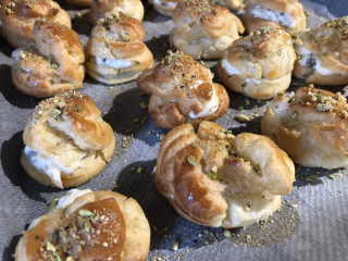 receta simple y sencilla  Petits choux con mahonesa de naranja y gambitas