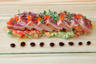 receta simple y sencilla  Tataki de atún con guacamole