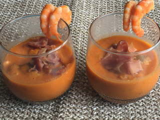 receta simple y sencilla  Sopa de tomate con jamón, tuétanos de verdura y gambas