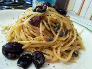 receta simple y sencilla  Macarrones con aceitunas negras y alcaparras