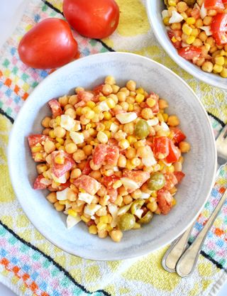 receta simple y sencilla Ensalada de garbanzos, huevo y tomate