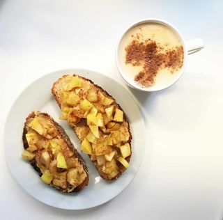 receta simple y sencilla Tosta de manzana, crema de cacahuete y canela