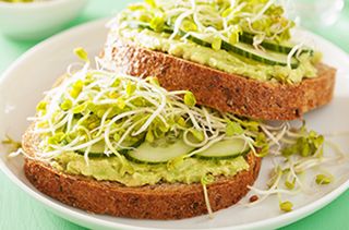 receta simple y sencilla Tosta de pan sin gluten con guacamole y brotes de soja