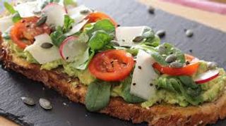 receta simple y sencilla  Tosta de aguacate y verduras