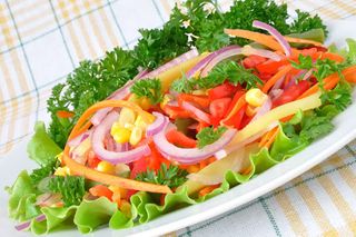 receta simple y sencilla Ensalada de lechuga, tomate, cebolla y zanahoria rallada