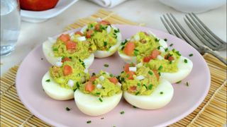 receta simple y sencilla Huevos rellenos de atún y guacamole