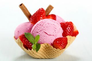 receta simple y sencilla  Tulipas con fresas y helado de yogur