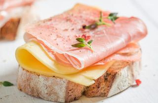 receta simple y sencilla Tostadas con jamón y queso