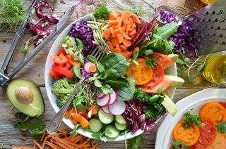 receta simple y sencilla Ensalada de espinacas con champiñones