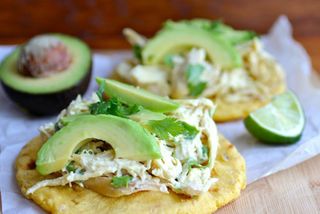 receta simple y sencilla Tortita de maíz, pavo y aguacate