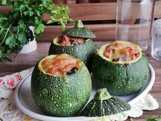 receta simple y sencilla Calabacines rellenos de verduras (microondas)