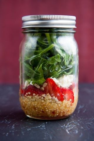 receta simple y sencilla Ensalada de quinoa y fresa en tarro