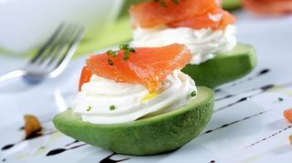 receta simple y sencilla Aguacates rellenos de salmón y crema