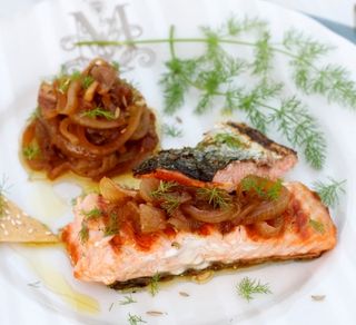 receta simple y sencilla  Salmón con cebolla roja pochada