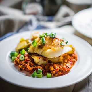 receta simple y sencilla Merluza con romesco, calçots, arroz y alcachofas