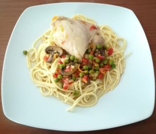 receta simple y sencilla Espaguetis con pollo, setas y verduras