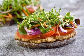 receta simple y sencilla Tostada vegetal con hummus