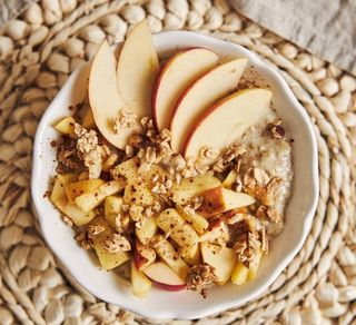 receta simple y sencilla Porridge de manzana con crema de cacahuete