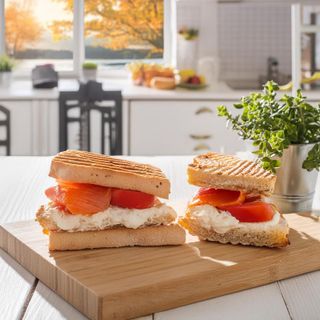 receta simple y sencilla Panini de salmón ahumado con tomate y crema