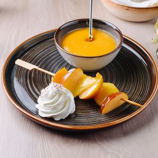 receta simple y sencilla  Chupa chups de manzana con sopa de mango