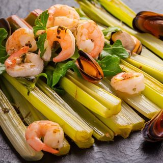 receta simple y sencilla  Pencas de acelgas con vinagreta de gambas y mejillones